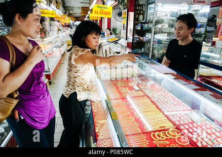 Vientiane, Laos, Asie du sud-est : les femmes laotiennes shop à un magasin jewllery à Talat Sao Marché du matin. Banque D'Images