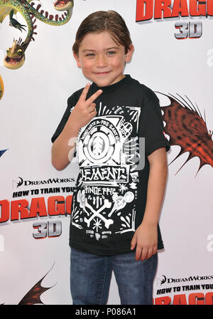 Raymond Ochoa  37 - How to Train Your Dragon premiere à l'Universal Amphitheatre de Los Angeles.Raymond Ochoa  37 Red Carpet Event, Vertical, USA, Cinéma, Célébrités, photographie, Bestof, Arts, Culture et divertissement, Célébrités Topix fashion / Vertical, Best of, événement dans la vie d'Hollywood, Californie - Tapis rouge et en backstage, USA, Cinéma, Célébrités, cinéma, télévision, Célébrités célébrités musique, photographie, Arts et culture, Bestof, divertissement, Topix, vertical, une seule personne, à partir de l'année 2010, enquête tsuni@Gamma-USA.com - trois quarts Banque D'Images