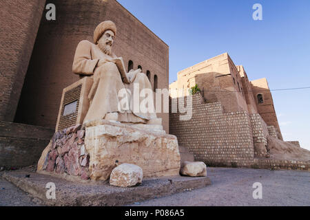 Erbil, le gouvernorat d'Erbil, Kurdistan irakien : grande statue de statue de l'historien Ibn al-Mustawfi (1169-1239) à la porte sud de la Citadelle o Banque D'Images