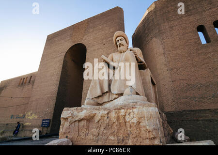 Erbil, le gouvernorat d'Erbil, Kurdistan irakien : grande statue de statue de l'historien Ibn al-Mustawfi (1169-1239) à la porte sud de la Citadelle o Banque D'Images