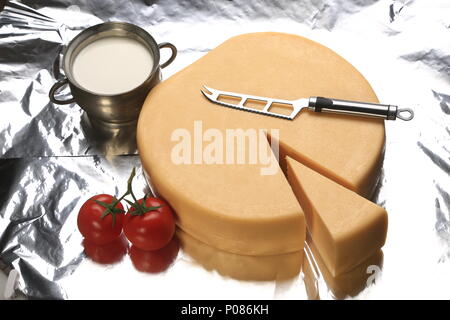 Une meule de fromage en tranches Banque D'Images
