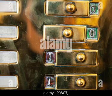 Photo détaillée de l'entrée dans la plaque de cuivre à la Glasgow School of Art Building, rue Renfrew, conçu par l'architecte Charles Rennie Mackintosh. Banque D'Images