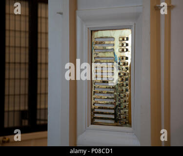 Photo détaillée de l'entrée dans la plaque de cuivre à la Glasgow School of Art Building, rue Renfrew, conçu par l'architecte Charles Rennie Mackintosh. Banque D'Images