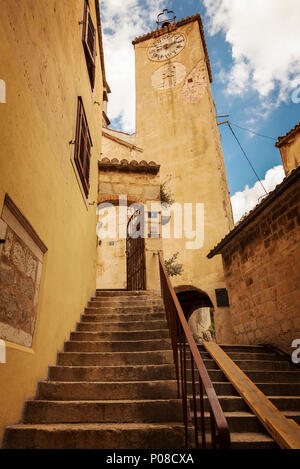 OMIS, Croatie - le 14 mai 2018. L'église du Saint Esprit et de Saint Rocco. Banque D'Images