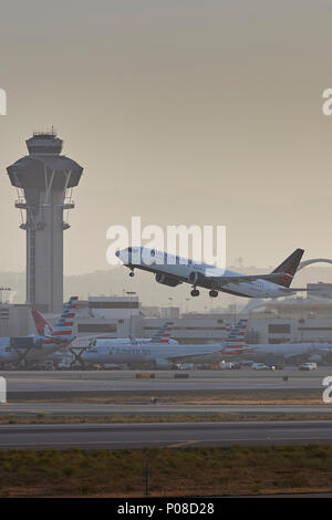 Air Canada Boeing 737 MAX 8 avions de transport de passagers dans La Nouvelle livrée, décollant de l'Aéroport International de Los Angeles, LAX, au lever du soleil. Californie, USA. Banque D'Images