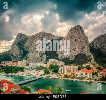 La ville de Supetar avec la rivière Cetina et des montagnes, la Croatie. Banque D'Images