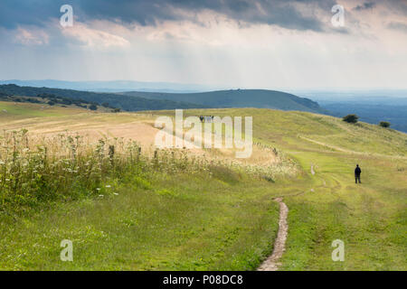 Les marcheurs à Ditchling Beacon sur les South Downs, East Sussex, UK. Banque D'Images