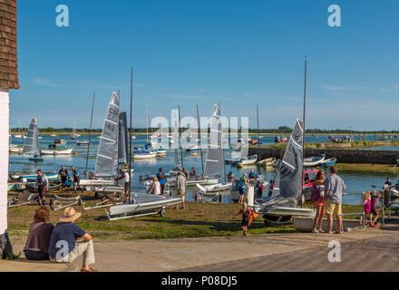 Un couple assis, regarder dehors vers Emsworth Chichester Harbour en bassin, les marins bénéficient d'été chaud soleil et bon vent, Havant Hampshire UK Banque D'Images