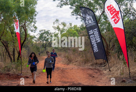 Défi 2018 Gibb deux femmes indigènes et un homme de race blanche marcher sur un chemin de terre pindan WA de Kimberley en Australie. Banque D'Images