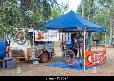 Défi 2018 Gibb Cycles Broome tente et de l'entretien d'un mécanicien de remorque sur fatbike Kimberley WA Australie. Camping Banque D'Images