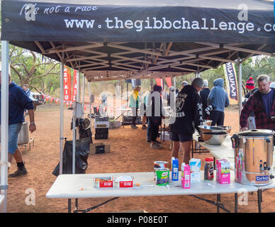 Défi 2018 Gibb tentes mis en place pour les volontaires pour distribuer le petit-déjeuner et des paniers-repas pour les cavaliers sur la Gibb River Road WA Kimberley en Australie. Banque D'Images