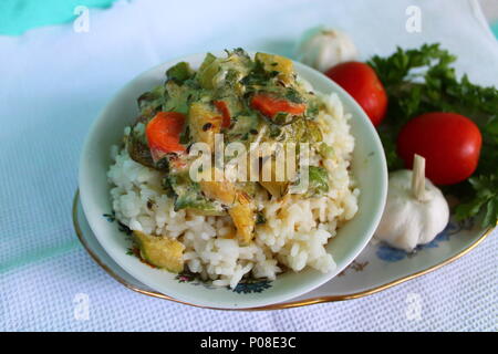 Dans un bol de riz blanc cuit avec sauce épicée à la tomate, verdure et l'ail pour préparer le dîner Banque D'Images