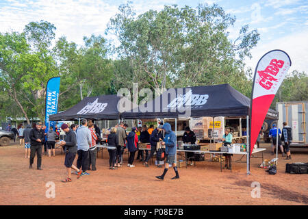 Défi 2018 Gibb tentes mis en place pour les volontaires pour distribuer le petit-déjeuner et des paniers-repas pour les cavaliers sur la Gibb River Road WA Kimberley en Australie. Banque D'Images