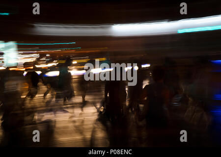 Résumé les feux au niveau de la rue la nuit avec des gens Banque D'Images