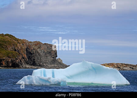 Berg de glace dans l'océan Atlantique au large des côtes de Terre-Neuve, Canada Banque D'Images