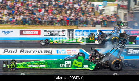 Top Fuel Dragsters à Santa Pod Raceway. Liam Jones face visible V Anita Makela loin côté. Banque D'Images