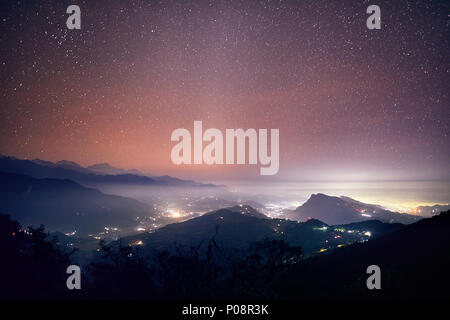 Lumières de la ville de Pokhara et villages la nuit ciel étoilé à montagne de l'Annapurna, Népal Banque D'Images