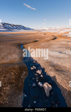 Rivière sinueuse dans la zone géothermique water, Hverir aussi Namaskard ou, dans le Nord de l'Islande, Islande Banque D'Images