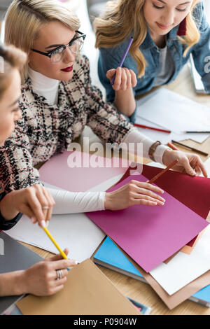 Éditeurs de magazines travailler avec une palette de couleurs sur le lieu de travail Banque D'Images