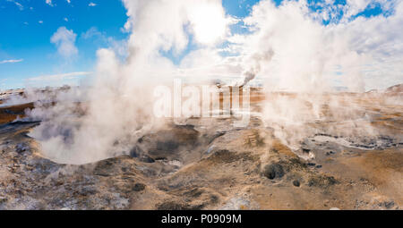 Les sources chaudes à la vapeur géothermique, water, aussi Namaskard Hverir ou, dans le Nord de l'Islande, Islande Banque D'Images