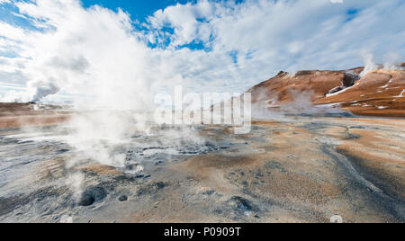 Les sources chaudes à la vapeur géothermique, water, aussi Namaskard Hverir ou, dans le Nord de l'Islande, Islande Banque D'Images