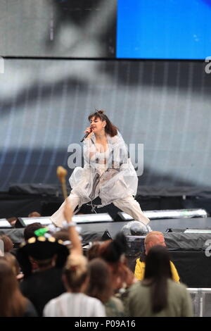 Utiliser la loi de soutien rédactionnel SEULEMENT MATTHEW KOMA sur scène comme Taylor Swift ouvre sa réputation tour du stade à l'Eitihad Stadium, Manchester. Banque D'Images