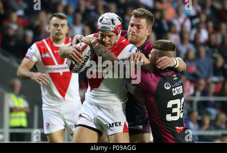 St Helens' Matty Smith (à gauche) est abordé par Hull KR's Danny Tickle (centre) et Joe Cator au cours de la Super League Betfred match au stade totalement méchants, St Helens. Banque D'Images