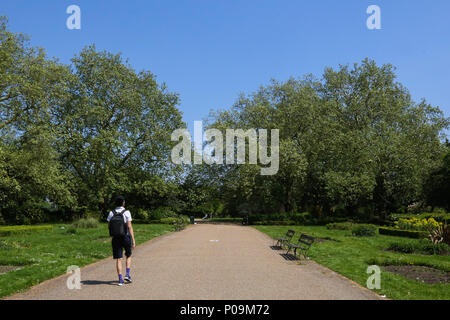 L'utilisateur du parc continue pour profiter du beau temps et à Finsbury Park, au nord de Londres. Avec : Atmosphère, voir Où : London, Royaume-Uni Quand : 08 mai 2018 Credit : Dinendra Haria/WENN Banque D'Images