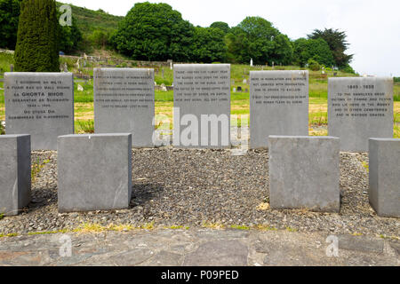 La famine irlandaise de sépulture avec plaques commémoratives à abbeystrewry skibbereen cimetière, en Irlande. Banque D'Images