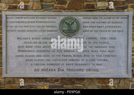 La famine irlandaise de sépulture avec plaques commémoratives à abbeystrewry skibbereen cimetière, en Irlande. Banque D'Images