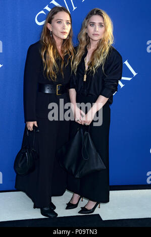 Mary-Kate Olsen et Ashley Olsen assistant à la CFDA Fashion Awards 2018 au Brooklyn Museum le 4 juin 2018 à New York. Banque D'Images