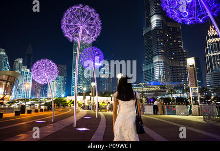 Avoir une fille à pied au centre-ville de Dubaï de nuit Banque D'Images