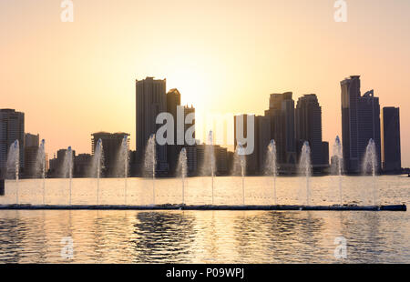 Vue panoramique vue du coucher de soleil de Dubai waterfront cityscape in UAE Banque D'Images