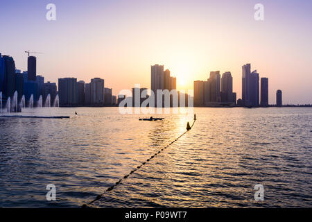 Vue panoramique vue du coucher de soleil de Dubai waterfront cityscape in UAE Banque D'Images