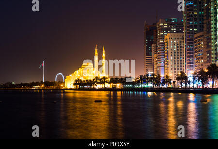 Mosquée Al Noor à Sharjah reflète dans le lac de nuit Banque D'Images