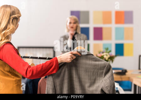Éditeurs de magazines élégant avec des vêtements de travail in modern office Banque D'Images