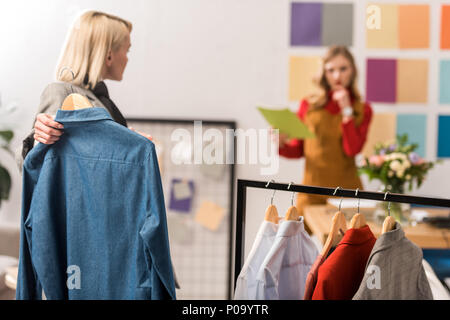 Éditeurs de magazines à la mode avec des vêtements de travail in modern office Banque D'Images