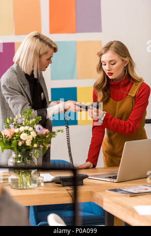 Les femmes d'affaires à la mode de travail bureau moderne Banque D'Images