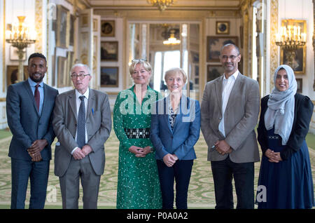 Les bénéficiaires de l'anniversaire de la Reine Honours list, (de gauche à droite) Jermain Defoe, John Davies, Jo Malone, Kathleen Moore, Thomas et Ilube Akeela Ahmed à Lancaster House, Londres. Banque D'Images