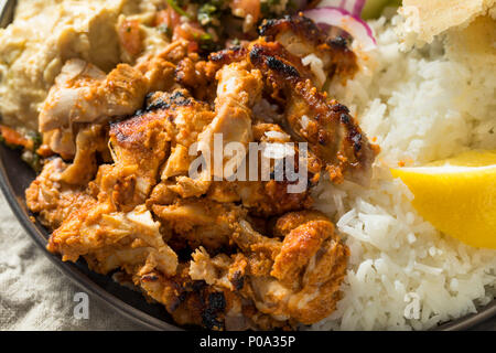 Doner kebab fait maison avec du riz et de la plaque de l'hummus Pita Banque D'Images