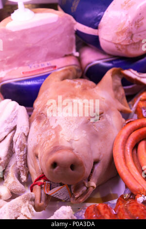 Un porc abattu la tête sur un étal de viande de boucherie au marché de Bilbao. Banque D'Images