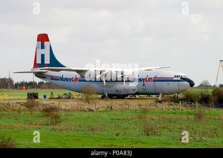 Avion court Belfast G-BEPS de Heavylift stocké à l'aéroport de Londres Southend. SC-5 Belfast anciennement avec la RAF, Royal Air Force sous le nom de XR368 nommé Theseus Banque D'Images