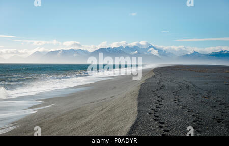 Plage de sable noir avec des traces de lave, plage, montagnes enneigées, Hvalnes Réserve Naturelle, le sud de l'Islande, Islande Banque D'Images