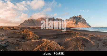 Ambiance du soir à la longue plage de lave noire, plage de sable fin, des dunes couvertes d'herbes sèches, les montagnes Klifatindur Banque D'Images