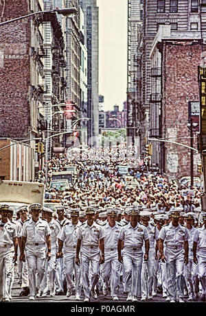 Première guerre en Irak NYC de serpentins avec les marins marchant vers le bas dans la région de Wall Street Banque D'Images