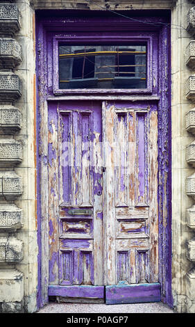 Vieille porte en bois violet sur la rue du Vieux Tbilissi, Géorgie Banque D'Images