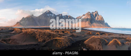 Ambiance du soir à la longue plage de lave noire, plage de sable fin, des dunes couvertes d'herbes sèches, les montagnes Klifatindur Banque D'Images