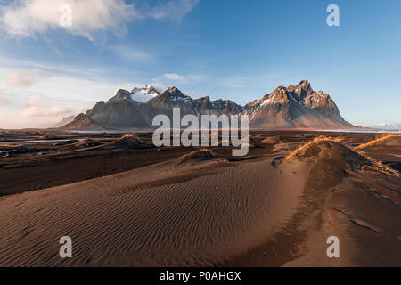 Ambiance du soir à la longue plage de lave noire, plage de sable fin, des dunes couvertes d'herbes sèches, les montagnes Klifatindur Banque D'Images