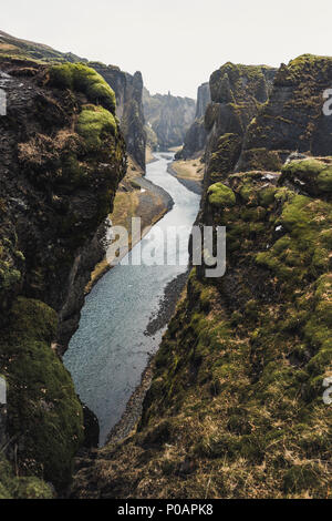 Fjaðrárgljúfur Canyon, gorge profonde, la roche de tuf, près de Kirkjubaer sur la côte sud, le sud de l'Islande, Islande Banque D'Images