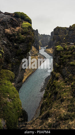 Fjaðrárgljúfur Canyon, gorge profonde, la roche de tuf, près de Kirkjubaer sur la côte sud, le sud de l'Islande, Islande Banque D'Images